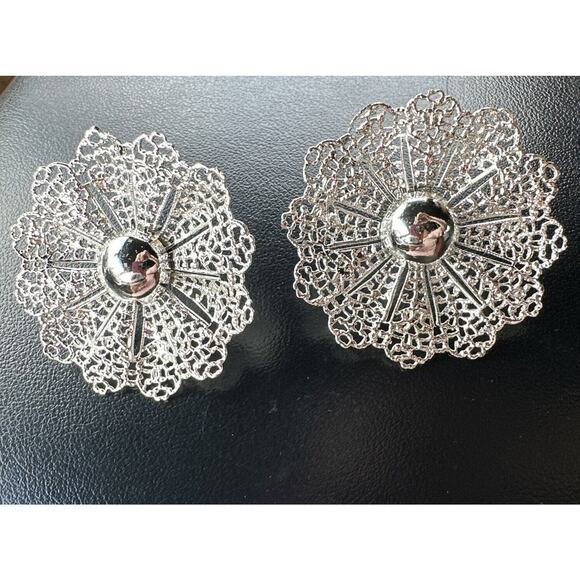 Vintage Clip On Earrings Signed Sarah Coventry Large Silvertone Flower 2.17" - Picture 1 of 8
